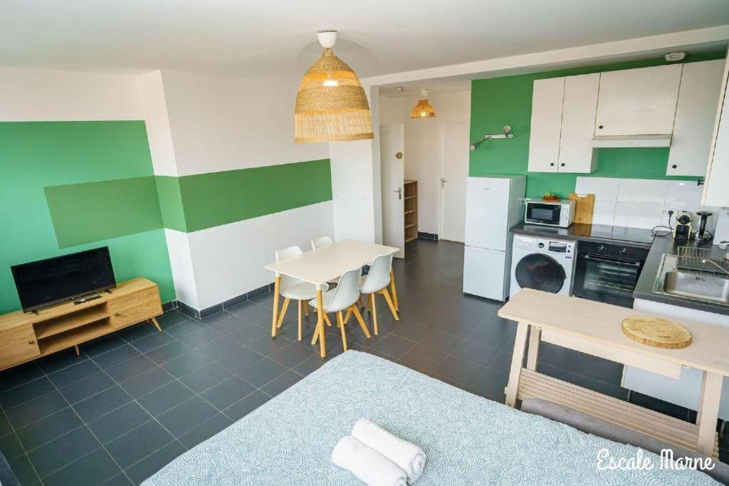Escale-Marne Fr - 202 - Free Parking - Free Luggage Storage - All Equipped - Linen Included - Washing Machine - 10Mn Walk Metro 8 - Rer A - Panoramic View - From 1 To 14 Guests Maisons-Alfort Rom bilde