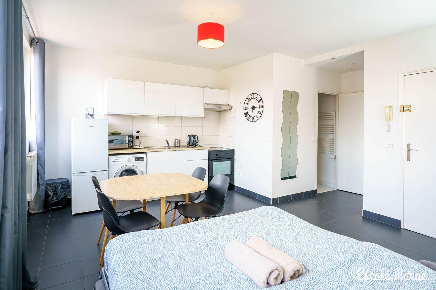 Escale-Marne Fr - 202 - Free Parking - Free Luggage Storage - All Equipped - Linen Included - Washing Machine - 10Mn Walk Metro 8 - Rer A - Panoramic View - From 1 To 14 Guests Maisons-Alfort Rom bilde